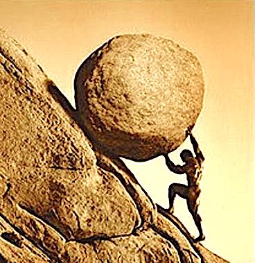 un uomo che solleva un enorme masso lungo il bordo di una montagna